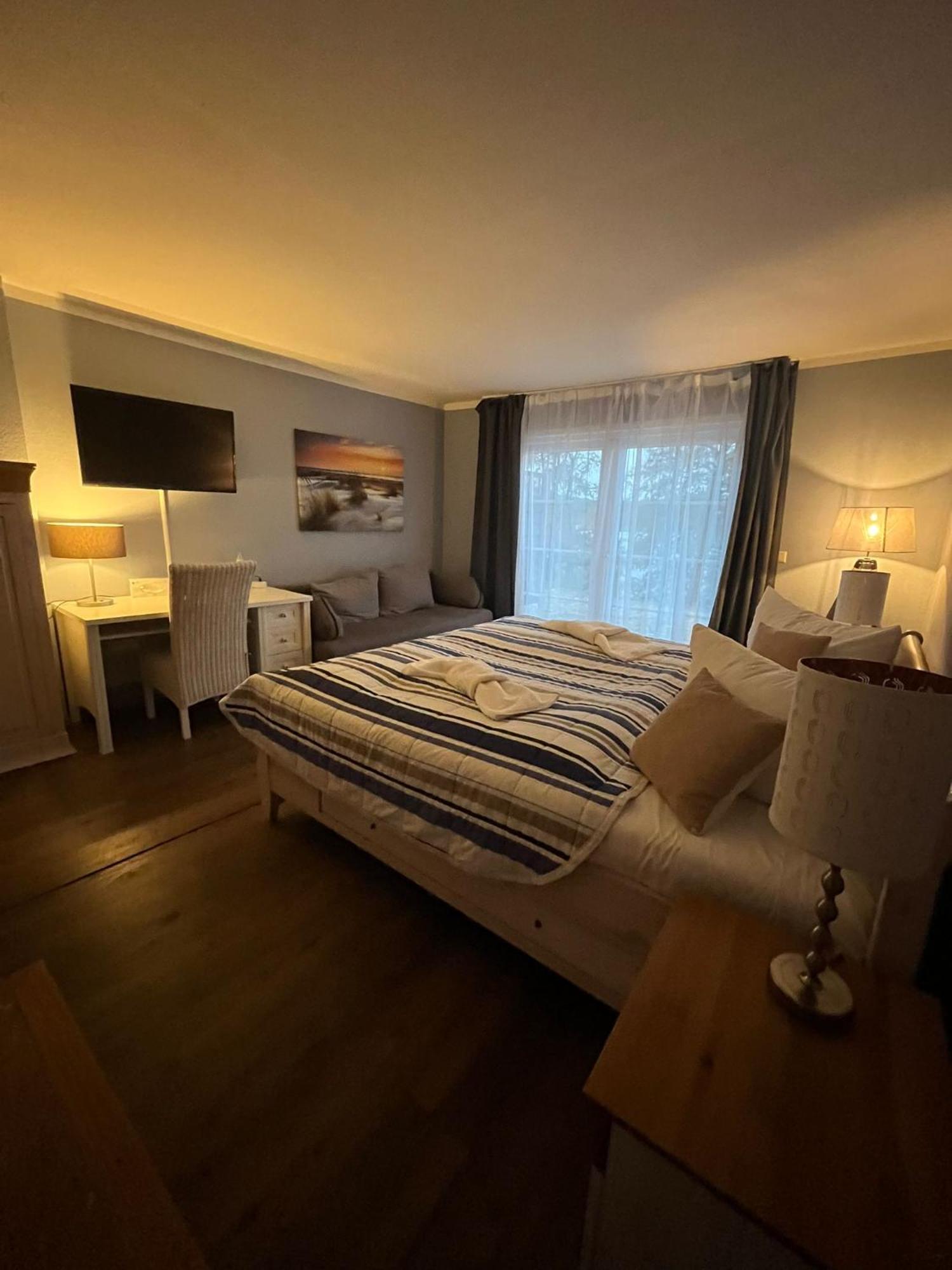 Strandhotel Vier Jahreszeiten Буков Екстер'єр фото